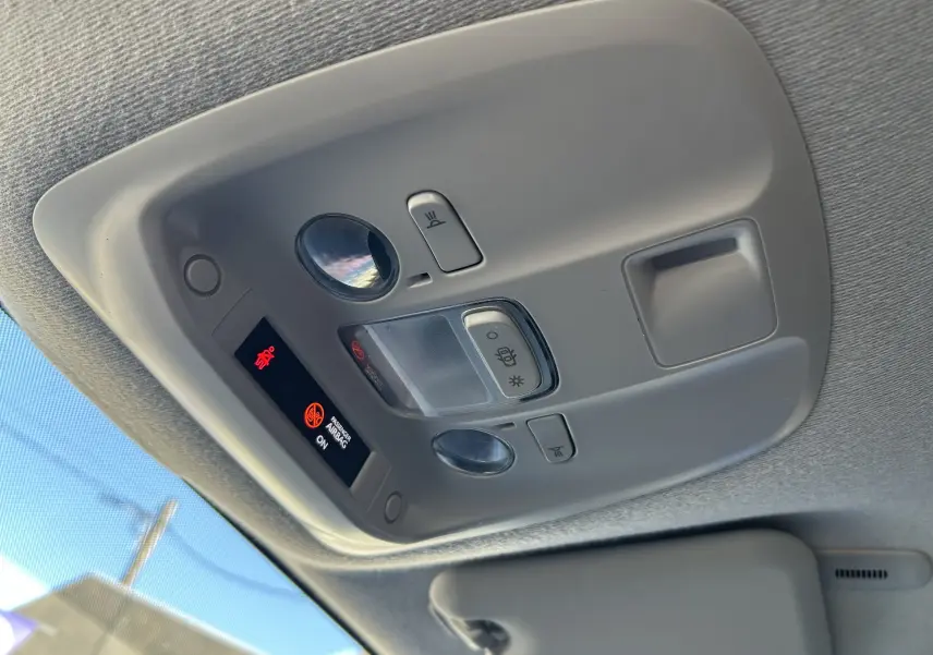 Plafonnier intérieur gris avec commandes d’éclairage et indicateur d’airbag visible dans un Citroën Jumpy blanc.