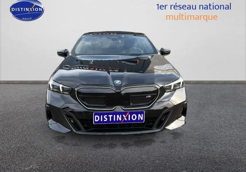 Vue frontale d'une BMW Série 5 i5 M60 noire avec calandre M et phares LED distinctifs.