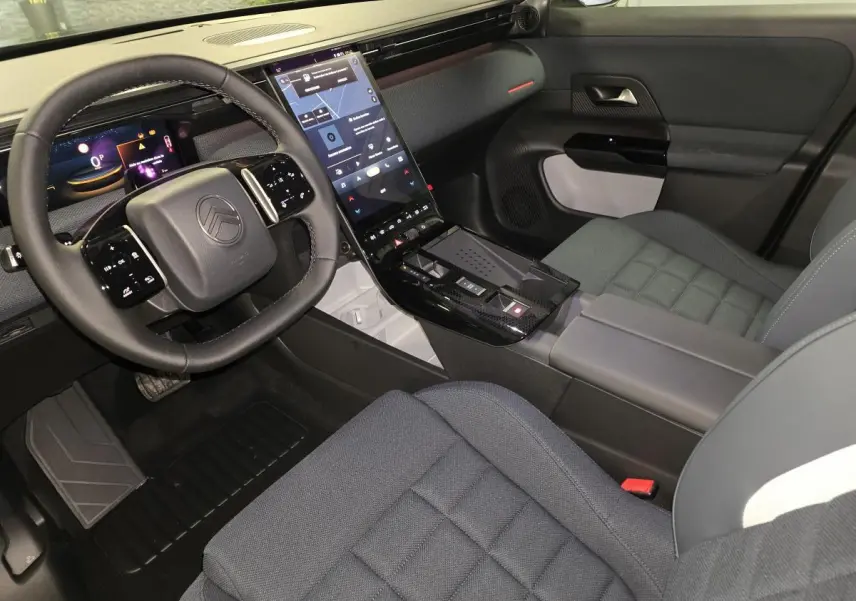Vue intérieure côté conducteur du Citroën C5 Aircross 2026, avec tableau de bord noir et écran tactile vertical.