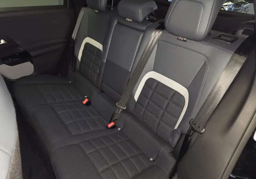 Vue intérieure de la banquette arrière noire et grise du Citroën C5 Aircross 1.2i Hybride 2026 avec ceintures de sécurité.