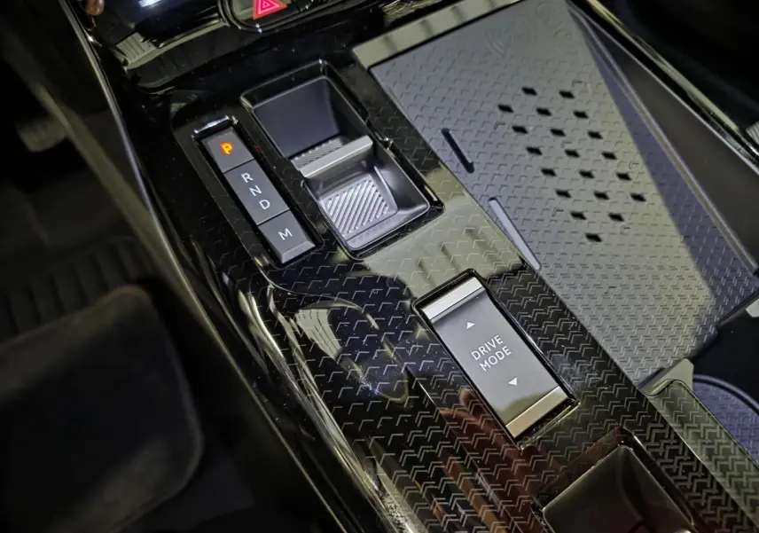 Gros plan sur la console centrale noire brillante du Citroën C5 Aircross 2026 avec sélecteur de vitesses et bouton Drive Mode.
