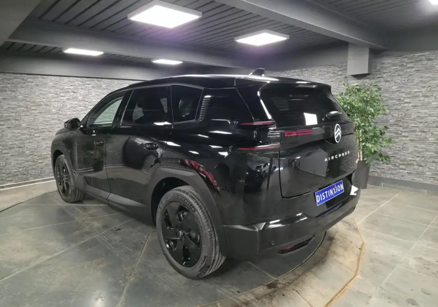 Vue 3/4 arrière droite du Citroën C5 Aircross noir brillant avec jantes alliage et feux arrière LED distinctifs.