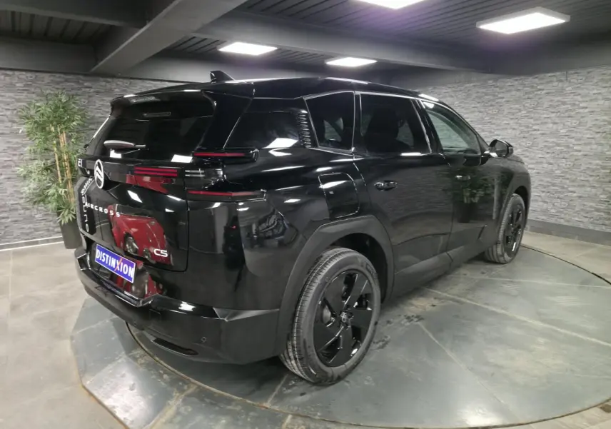 Vue 3/4 arrière droite du Citroën C5 Aircross noir brillant avec jantes alliage noires et feux arrière LED 3D.