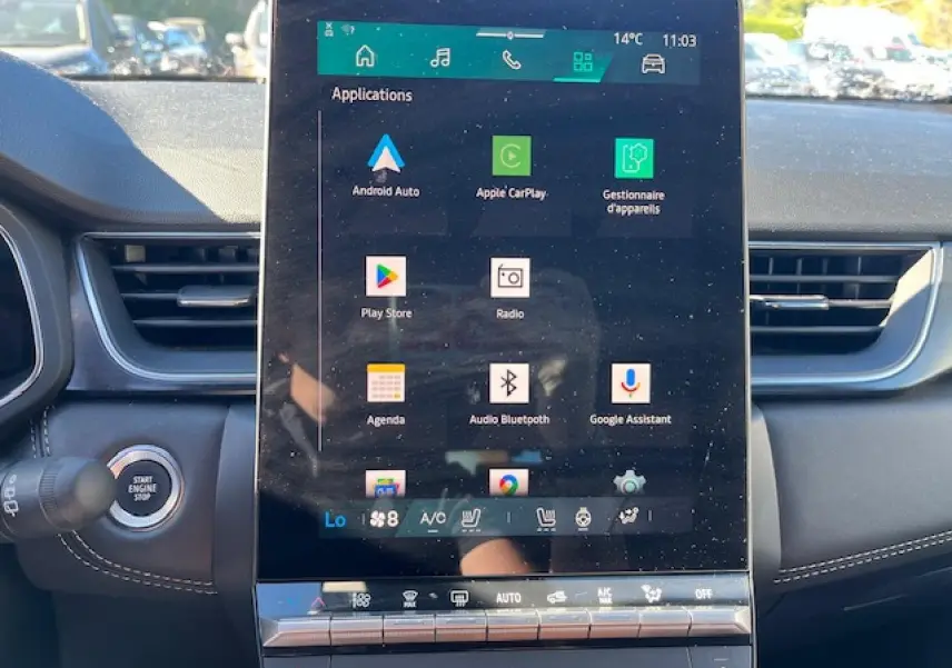 Écran tactile central vertical avec interface multimédia dans l’habitacle noir du Renault Symbioz 2025.