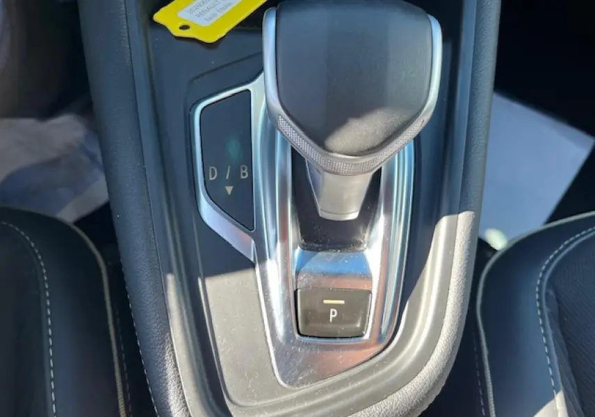 Gros plan sur la commande de boîte automatique du Renault Symbioz 2025, avec levier noir et chrome autour.