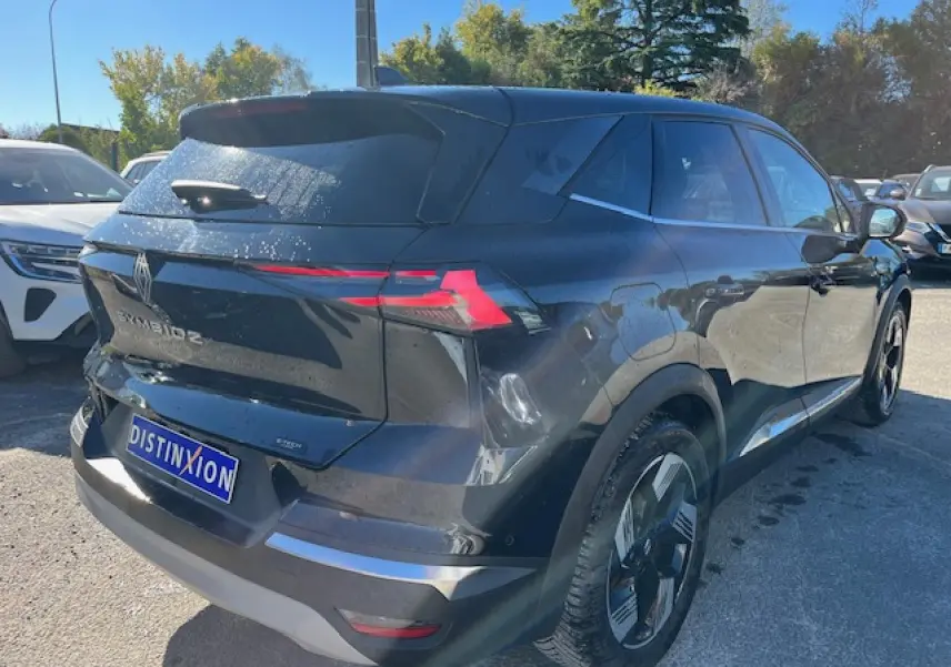 Vue 3/4 arrière droite du Renault SYMBIOZ noir étoilé avec hayon électrique et jantes alliage 19 pouces.