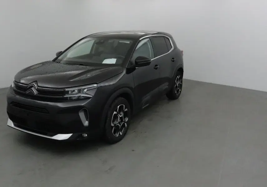 SUV Citroën C5 Aircross noir 2024 vu en 3/4 avant droit avec jantes noires et détails chromés.