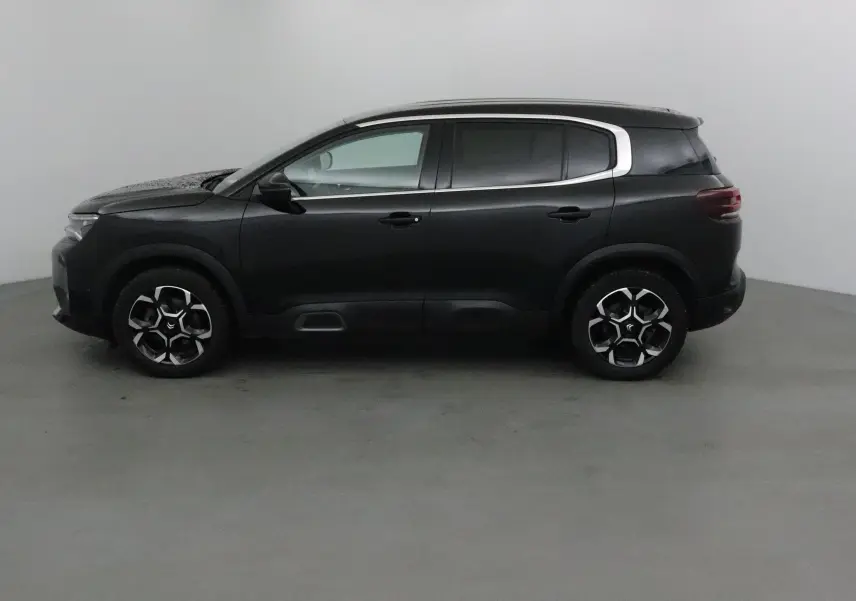 Profil côté gauche d'un Citroën C5 Aircross noir 2024 avec jantes noires et détails chromés autour des vitres.