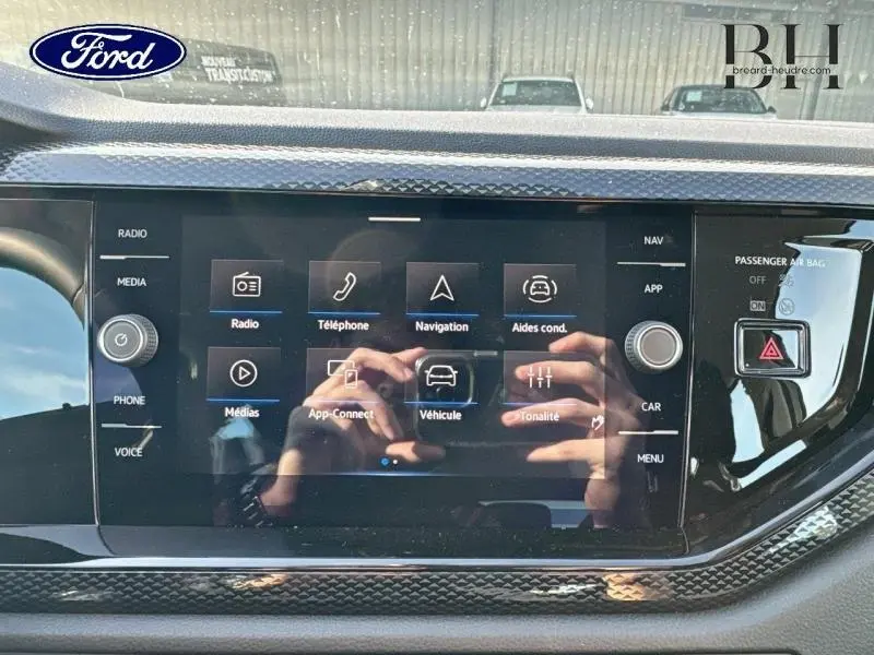 Écran tactile central du Volkswagen Taigo blanc 2024, affichant le menu multimédia et navigation.