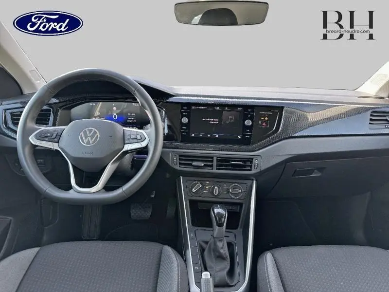 Vue intérieure frontale du tableau de bord et volant cuir multifonction d'un Volkswagen Taigo 2024 finition Life Plus.