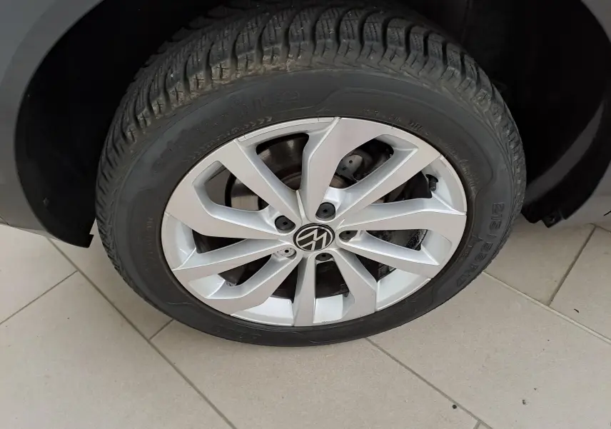 Gros plan sur la jante alliage 17'' Johannesburg et pneu du Volkswagen T-Roc gris Indium, côté avant droit.