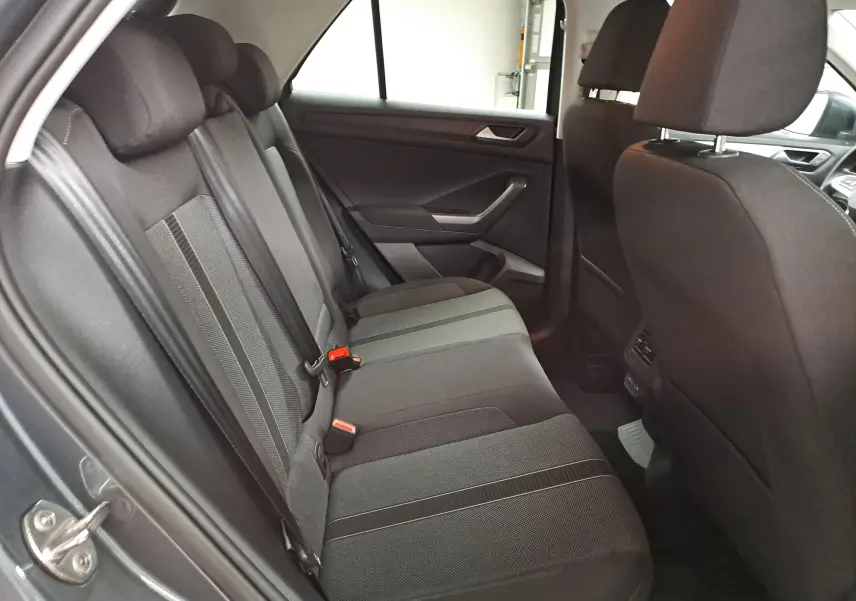 Vue intérieure côté gauche des sièges arrière en tissu noir du Volkswagen T-Roc 1.5 TSI 150 DSG7 LIFE 2024.