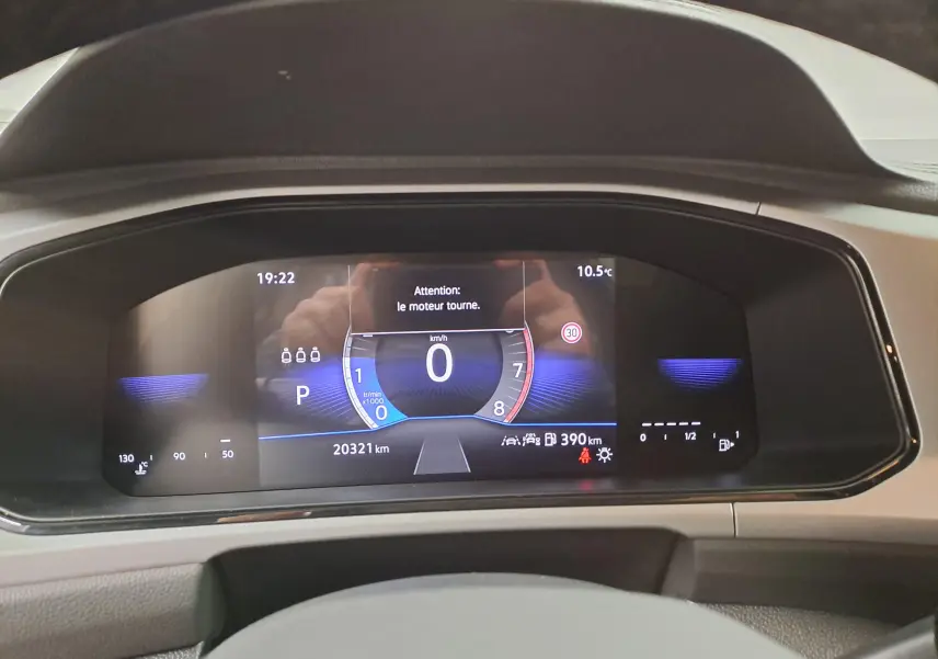 Tableau de bord numérique du Volkswagen T-Roc 1.5 TSI 2024 affichant vitesse à zéro et température extérieure 10,5°C.