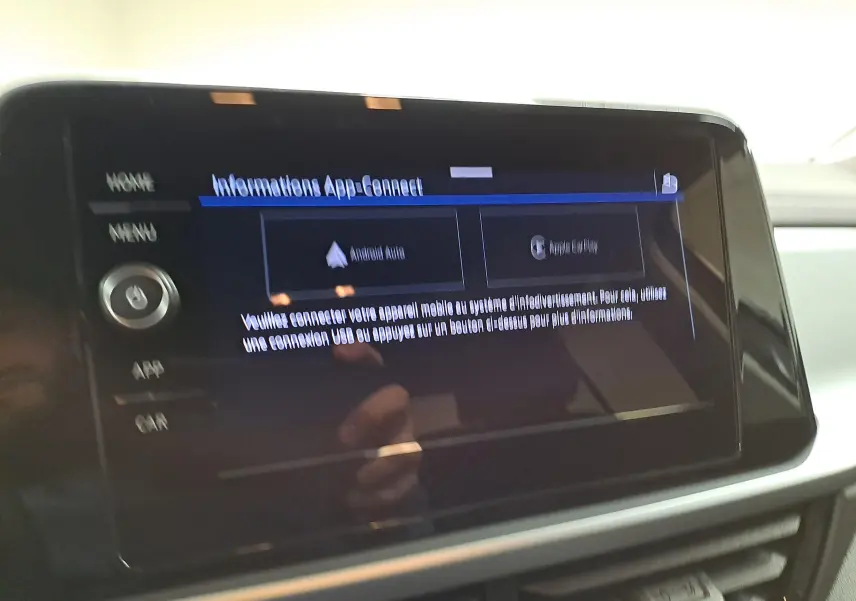 Écran tactile central du Volkswagen T-Roc 2024 affichant les options Android Auto et Apple CarPlay, intérieur moderne.