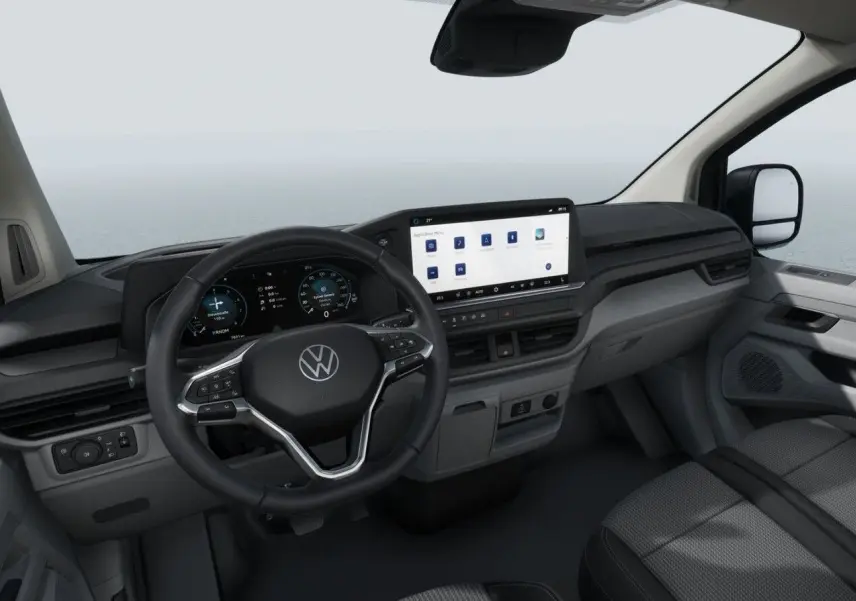 Intérieur du Volkswagen Transporter ProCab T7 2025, tableau de bord moderne avec écran tactile et volant multifonction noir.
