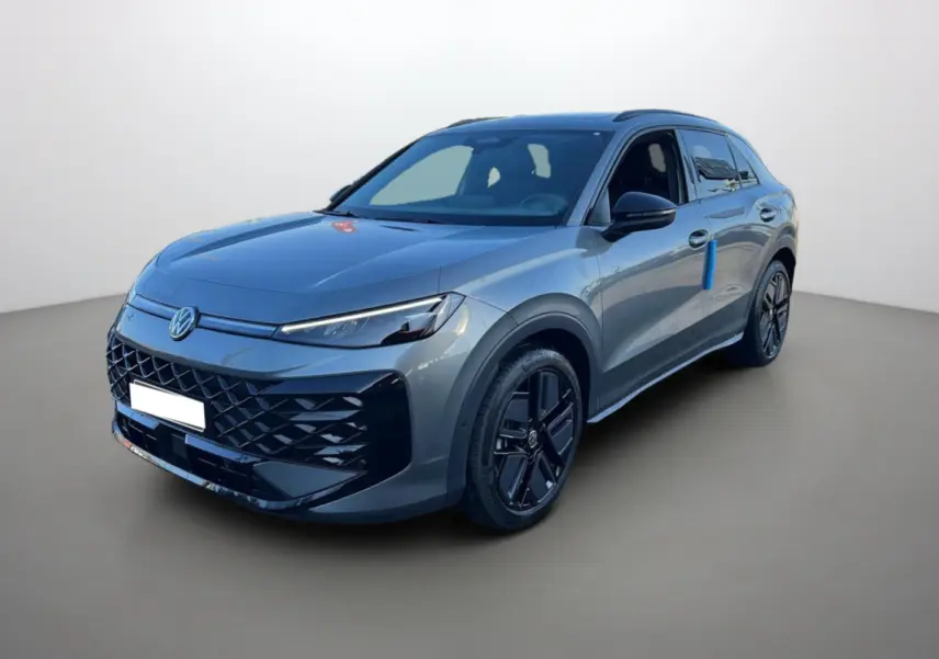 Volkswagen T-Roc gris loup en 3/4 avant droit, avec calandre noire et jantes noires distinctives.
