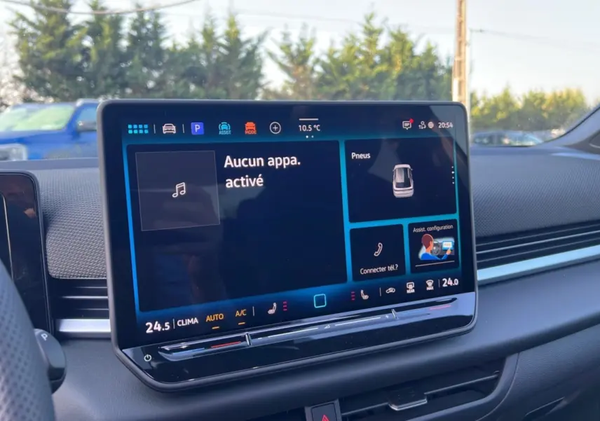 Écran tactile central du Volkswagen T-Roc gris loup, vue intérieure du tableau de bord côté passager.