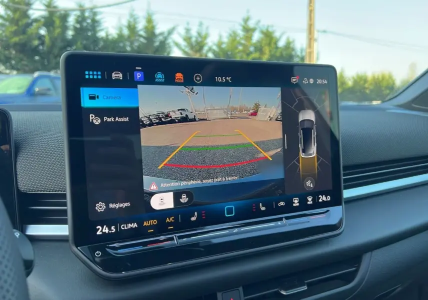 Écran tactile intérieur du Volkswagen T-Roc 2026 affichant la caméra de recul et l'assistance au stationnement.