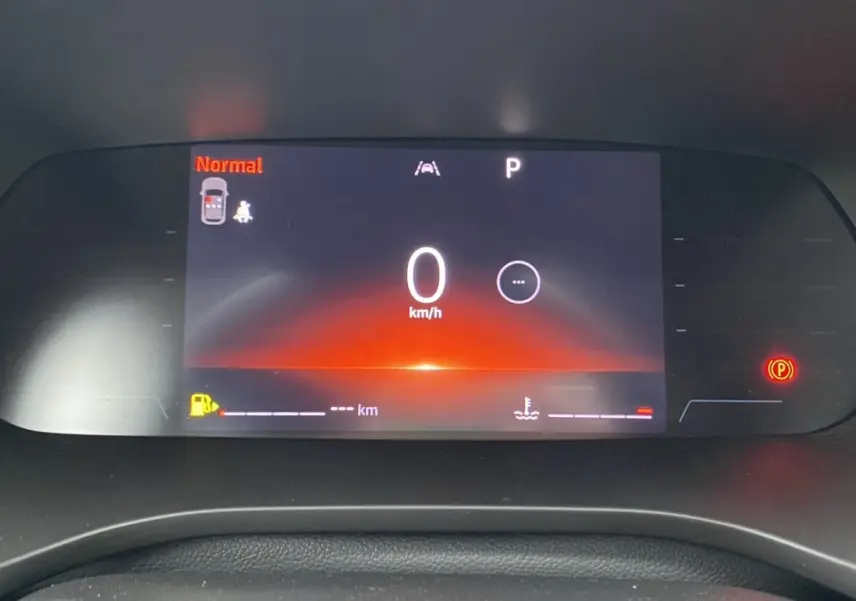 Affichage numérique du combiné d'instruments de la Renault Arkana 2024, avec vitesse à 0 km/h et indicateurs lumineux.
