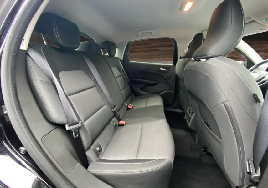 Vue intérieure côté gauche montrant la banquette arrière noire et les sièges avant du Renault Arkana PH2 Evolution 2024.