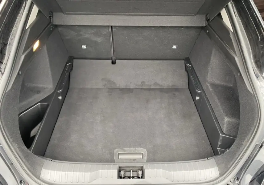 Coffre ouvert vu de dessus du Renault Arkana noir, montrant un espace de chargement propre et spacieux.