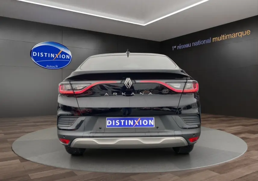 Vue arrière d'une Renault Arkana noire 2024 avec feux LED reliés et logo Renault centré.