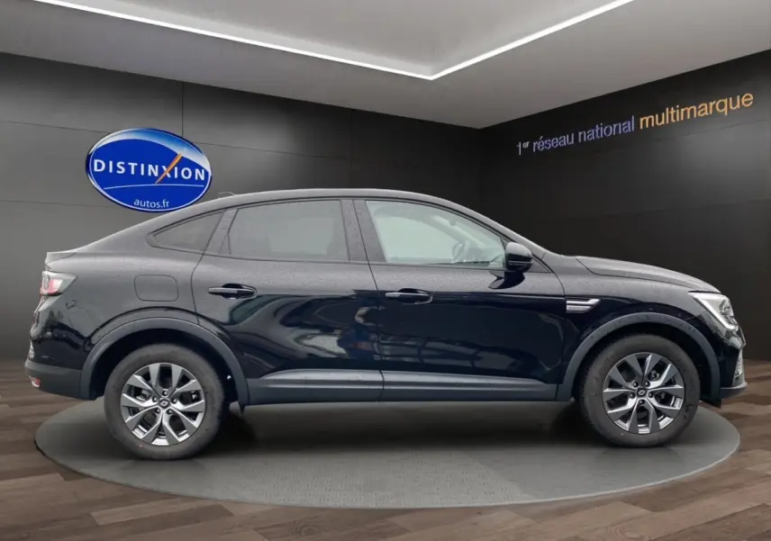 Renault Arkana noir vue de profil côté gauche, SUV compact avec lignes fluides et jantes alliage modernes.