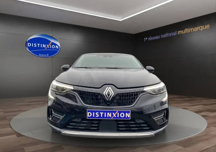 Renault Arkana noir vue de face, avec calandre hexagonale et feux LED allumés en showroom.