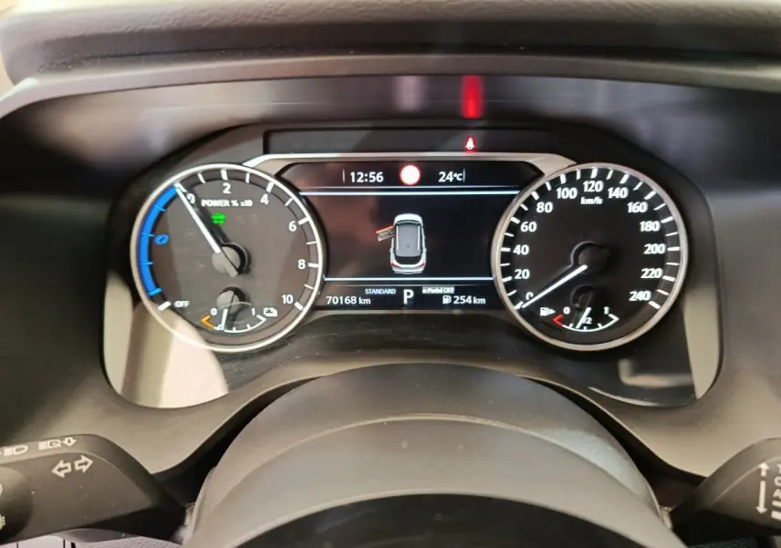 Vue rapprochée du combiné d'instruments numérique du Nissan Qashqai e-Power 2024, affichant vitesse et autonomie.