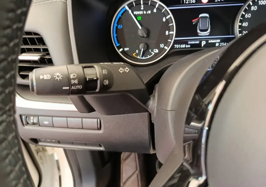 Gros plan sur le combiné d'instruments et la commande des phares du tableau de bord du Nissan Qashqai e-Power 2024.