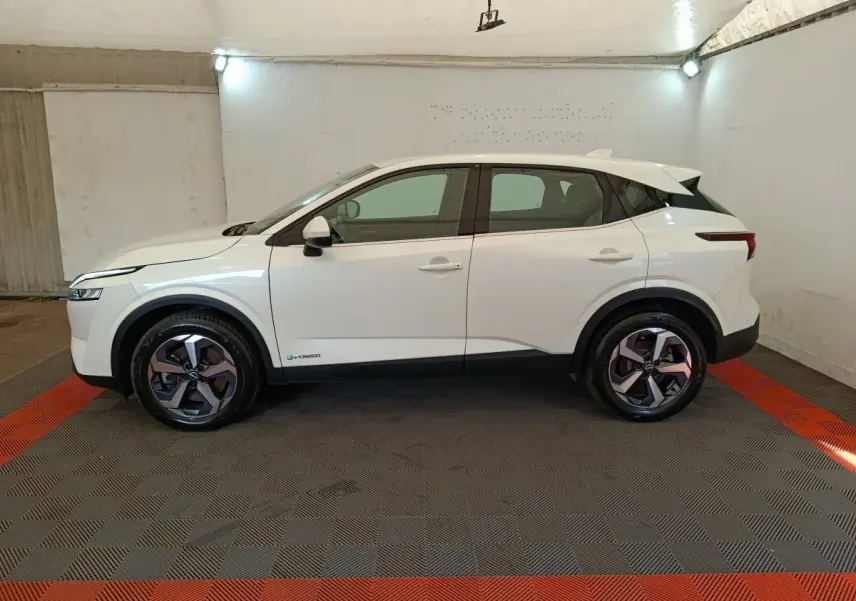 Profil droit du Nissan Qashqai e-Power blanc 2024, avec jantes alliage et logo e-Power visible sur la porte avant.