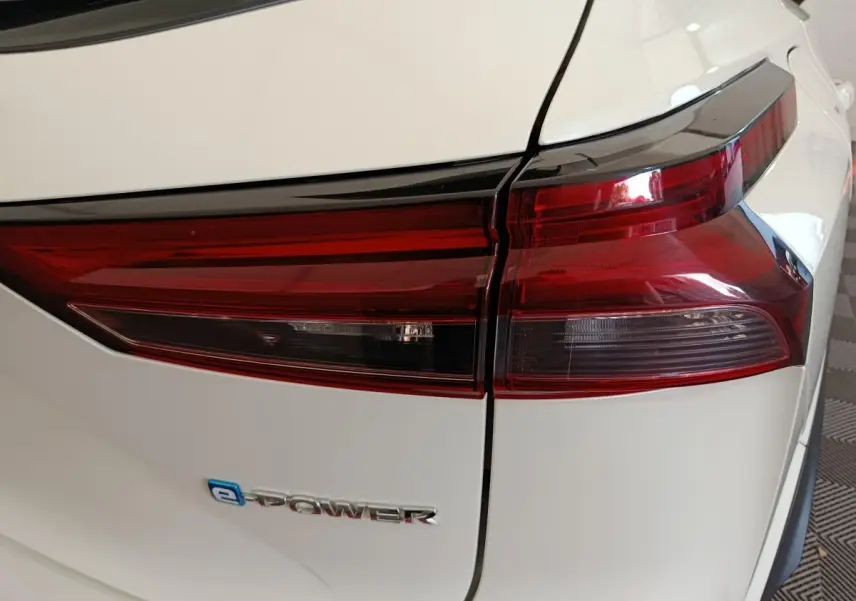 Gros plan sur le feu arrière droit et le logo e-Power du Nissan Qashqai blanc 2024.