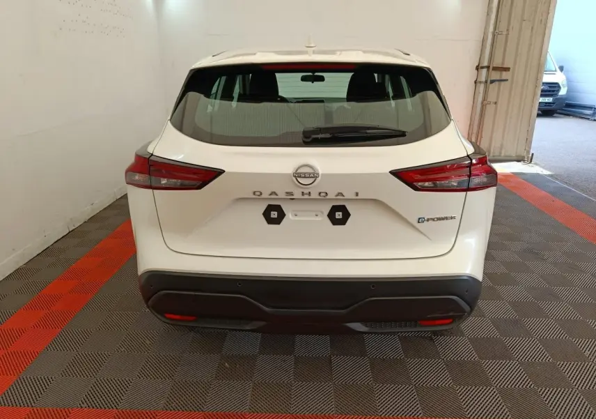 Vue arrière d'un Nissan Qashqai e-Power blanc, avec logo et feux arrière LED distinctifs visibles.