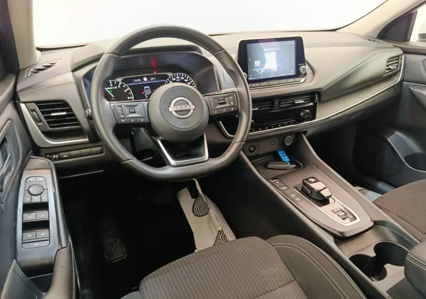 Vue intérieure côté conducteur du Nissan Qashqai e-Power 190 Business Edition 2024, tableau de bord et volant multifonctions noirs.