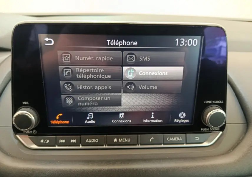 Écran tactile central du tableau de bord du Nissan Qashqai e-Power 190 Business Edition BVA 2024, affichant le menu téléphone.