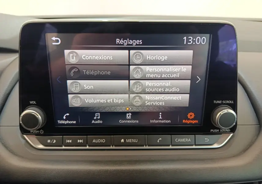 Écran tactile central du tableau de bord du Nissan Qashqai e-Power 190 Business Edition 2024 affichant le menu Réglages.
