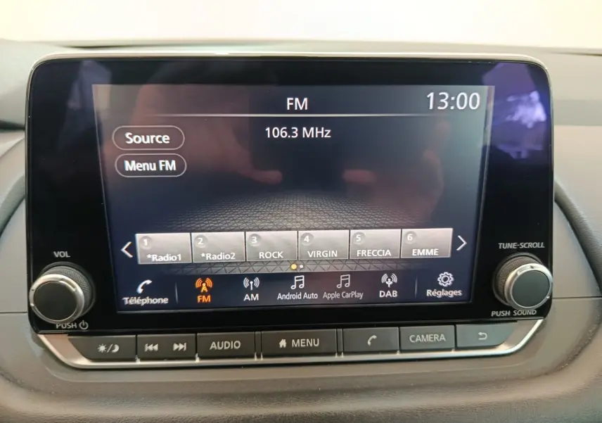 Écran tactile central du Nissan Qashqai e-Power 2024 affichant la radio FM à 106,3 MHz, vue de face.