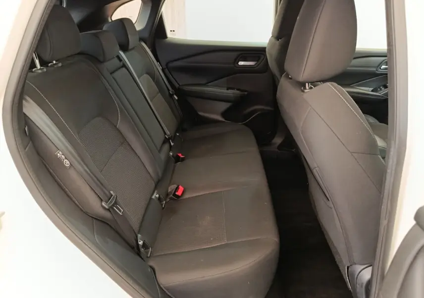 Vue intérieure côté gauche montrant la banquette arrière noire du Nissan Qashqai e-Power 2024 blanc.