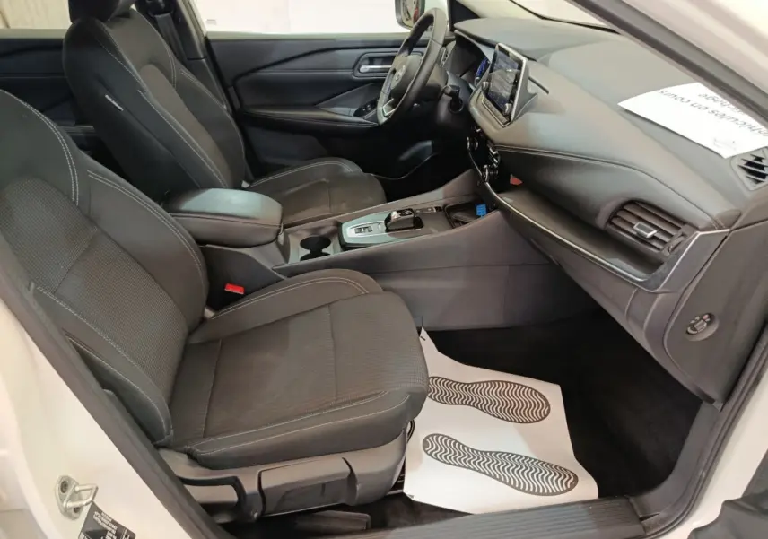 Vue intérieure côté conducteur du Nissan Qashqai e-Power 190 Business Edition BVA 2024 avec sièges noirs et tableau de bord moderne.