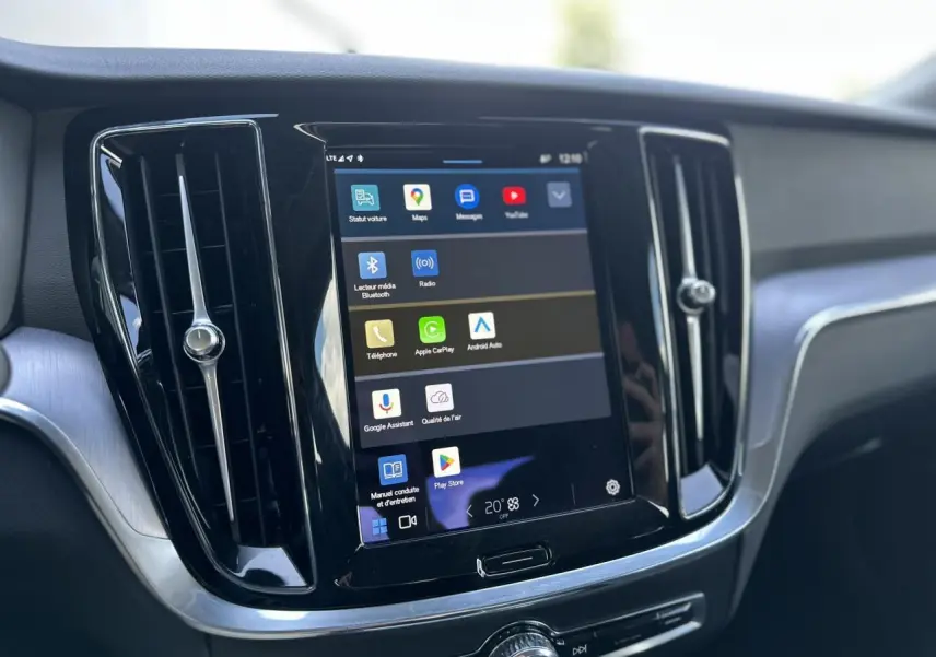 Écran tactile central et aérateurs noirs du tableau de bord intérieur d'une Volvo S60 2024 gris Thunder.