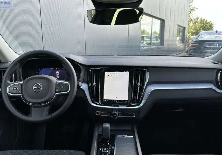 Vue intérieure frontale du tableau de bord et volant noir de la Volvo S60 B4 197 DCT7 MHEV Core+ 2024.