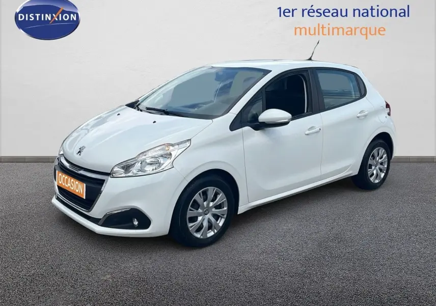 Peugeot 208 blanc banquise vue 3/4 avant droit sur fond neutre avec plaque occasion orange.
