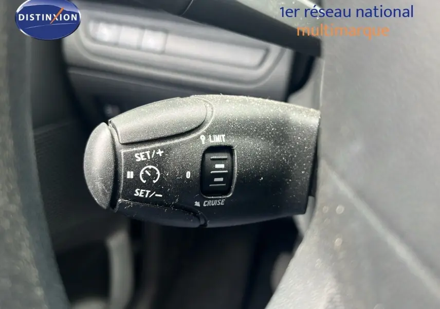 Gros plan sur la commande de régulateur de vitesse du Peugeot 208 blanc banquise, version Société 2020.