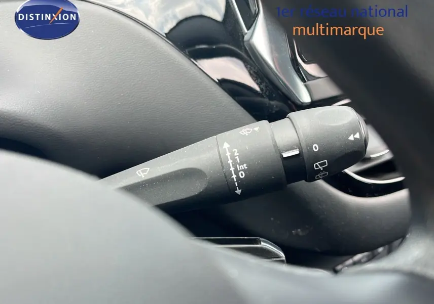 Gros plan sur la commande d'essuie-glace du Peugeot 208 blanc banquise, version Société 2020, intérieur noir.