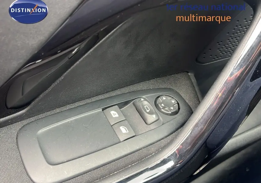 Gros plan sur la commande des vitres électriques côté conducteur d'une Peugeot 208 blanche banquise 2020.