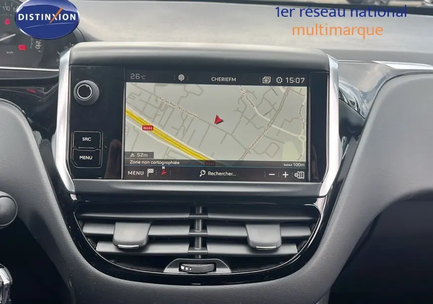Vue rapprochée de l'écran tactile central avec navigation GPS du tableau de bord d'une Peugeot 208 blanche banquise.