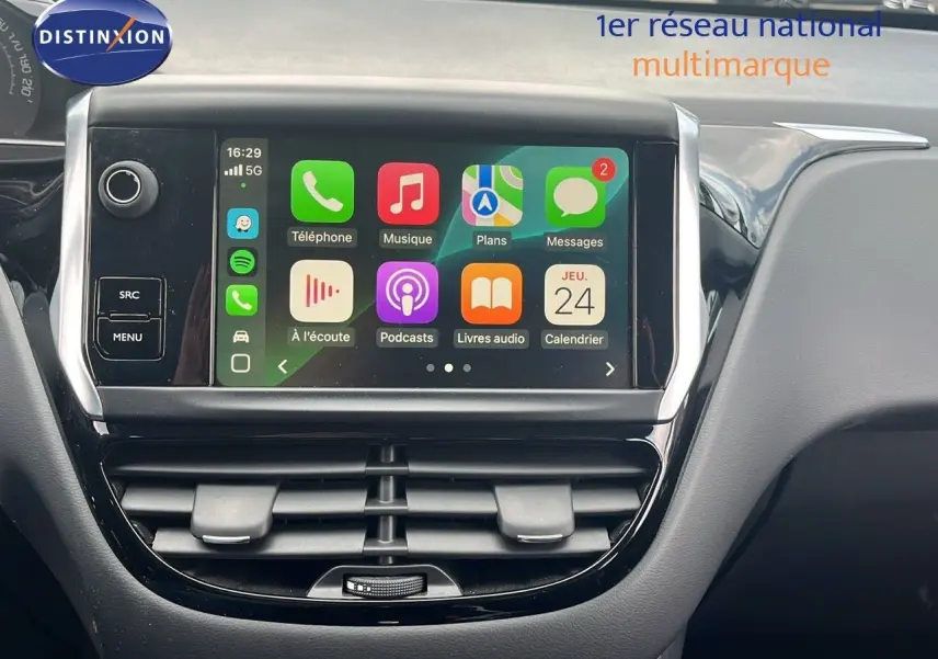 Vue rapprochée de l'écran tactile central du tableau de bord d'une Peugeot 208 blanc banquise de 2020.