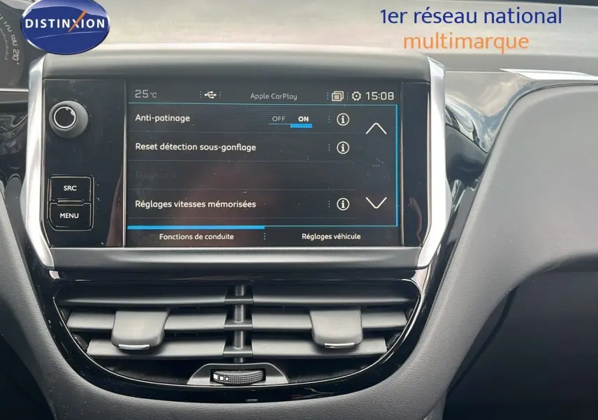 Écran tactile central du tableau de bord de la Peugeot 208 blanc banquise, affichant les réglages de conduite.