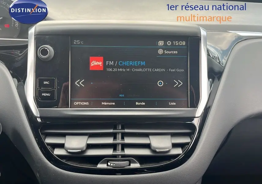 Vue rapprochée de l'écran multimédia central du Peugeot 208 blanc banquise, affichant une radio FM.