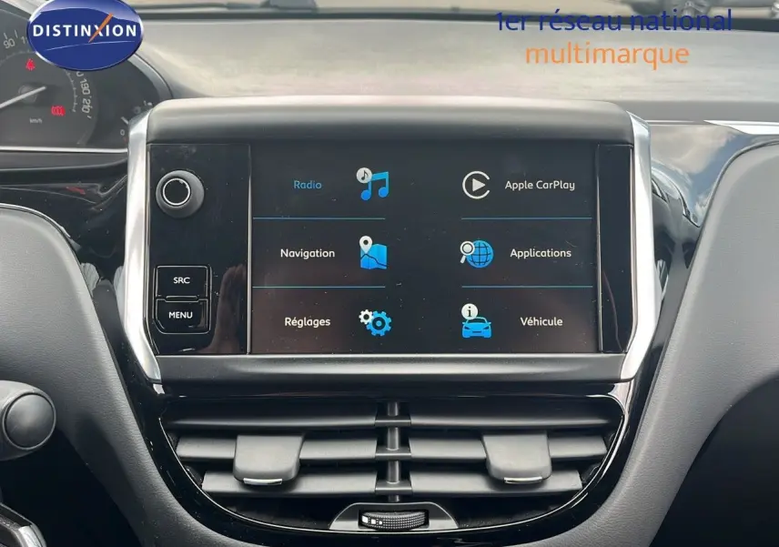 Écran tactile central du tableau de bord du Peugeot 208 blanc banquise, affichant les options multimédia et navigation.